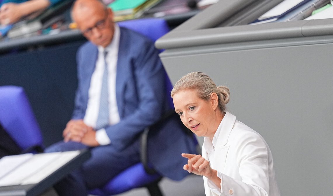 Alice Weidel taler i Forbundsdagen i Berlin mens Friedrich Merz hører på den 9. september 2026. Foto: Michael Kappeler / DPA via AP / NTB. Alice Weidel taler i Forbundsdagen i Berlin mens Friedrich Merz hører på den 9. september 2026. Foto: Michael Kappeler / DPA via AP / NTB.
