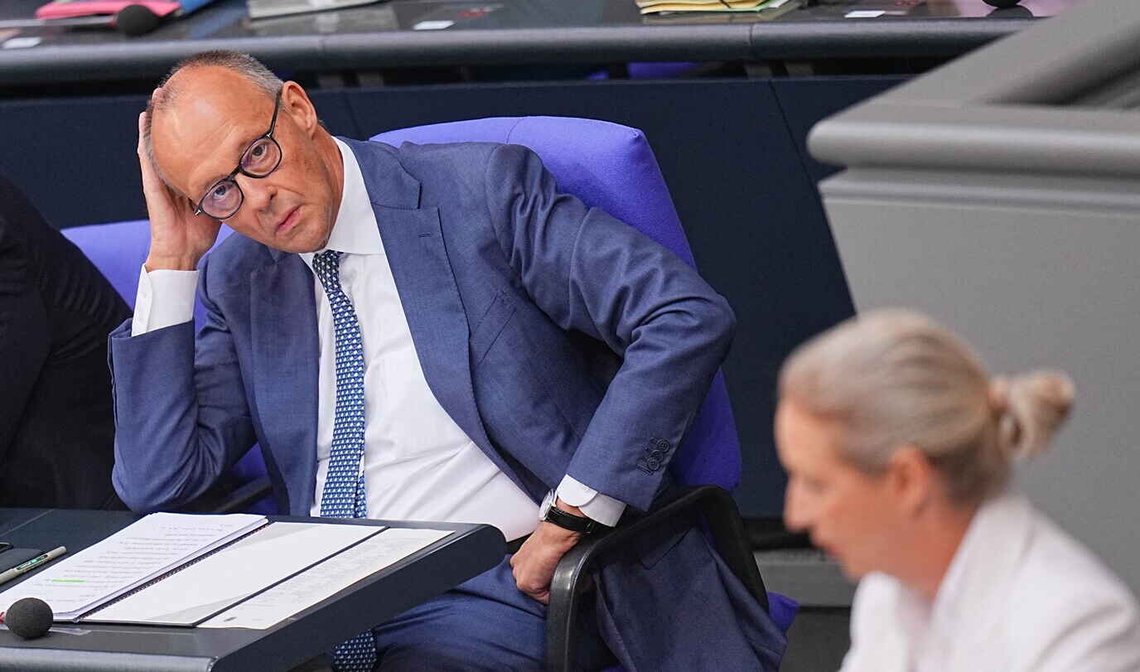 AfD-leder Alice Weidel taler mens statsminister og CDU-leder Friedrich Merz hører på i Forbundsdagen i Berlin den 9. september 2026. Foto: Michael Kappeler / DPA via AP / NTB. AfD-leder Alice Weidel taler mens statsminister og CDU-leder Friedrich Merz hører på i Forbundsdagen i Berlin den 9. september 2026. Foto: Michael Kappeler / DPA via AP / NTB.