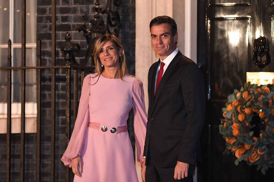 Begoña Gómez og ektemannen Pedro Sánchez utenfor No 10 i London. Foto: Number 10 Begoña Gómez og ektemannen Pedro Sánchez utenfor No 10 i London. Foto: Number 10