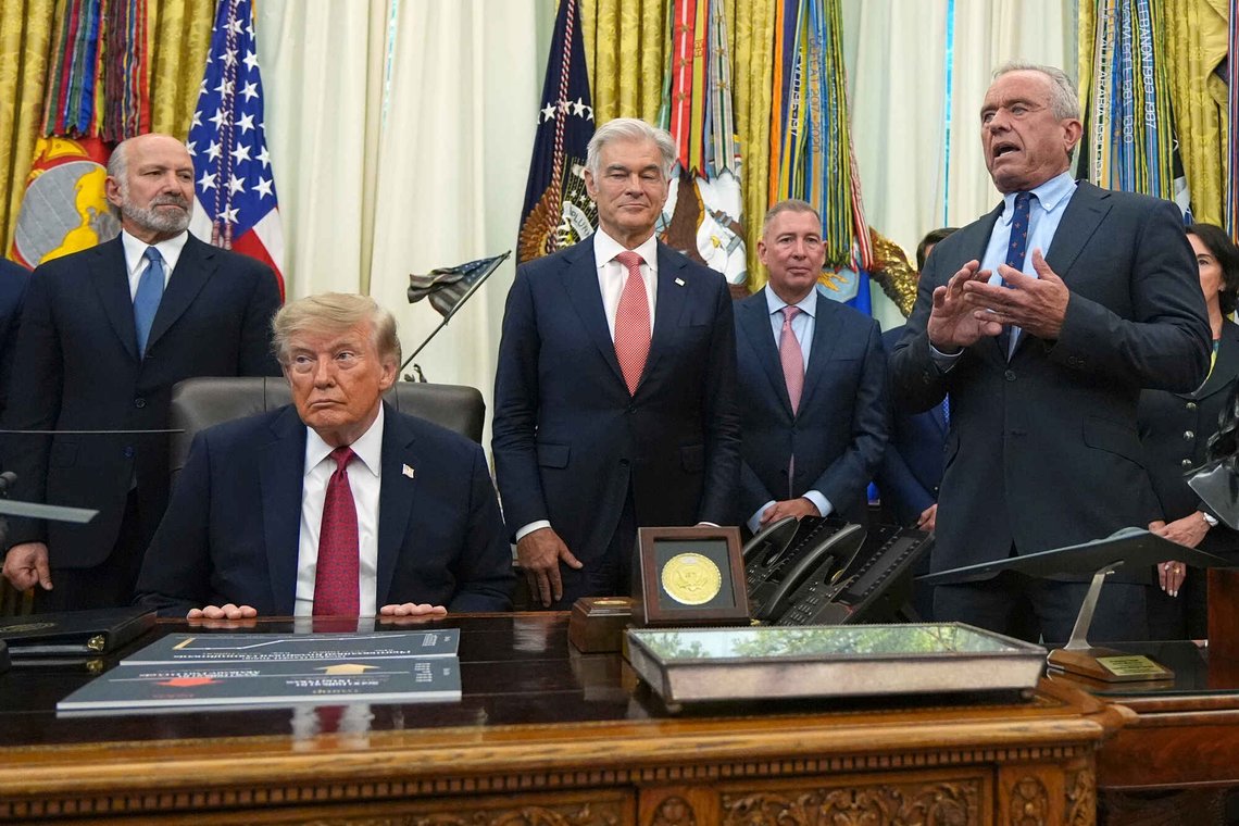 Helseminister Robert F. Kennedy Jr. snakker mens handelsminister Howard Lutnick , president Donald Trump og Mehmet Oz, direktør for Centers for Medicare & Medicaid Services, lytter i Det ovale kontor i Det hvite hus, mandag 31. august 2026, i Washington. Foto: AP /Jacquelyn Martin/ NTB Helseminister Robert F. Kennedy Jr. snakker mens handelsminister Howard Lutnick , president Donald Trump og Mehmet Oz, direktør for Centers for Medicare & Medicaid Services, lytter i Det ovale kontor i Det hvite hus, mandag 31. august 2026, i Washington. Foto: AP /Jacquelyn Martin/ NTB