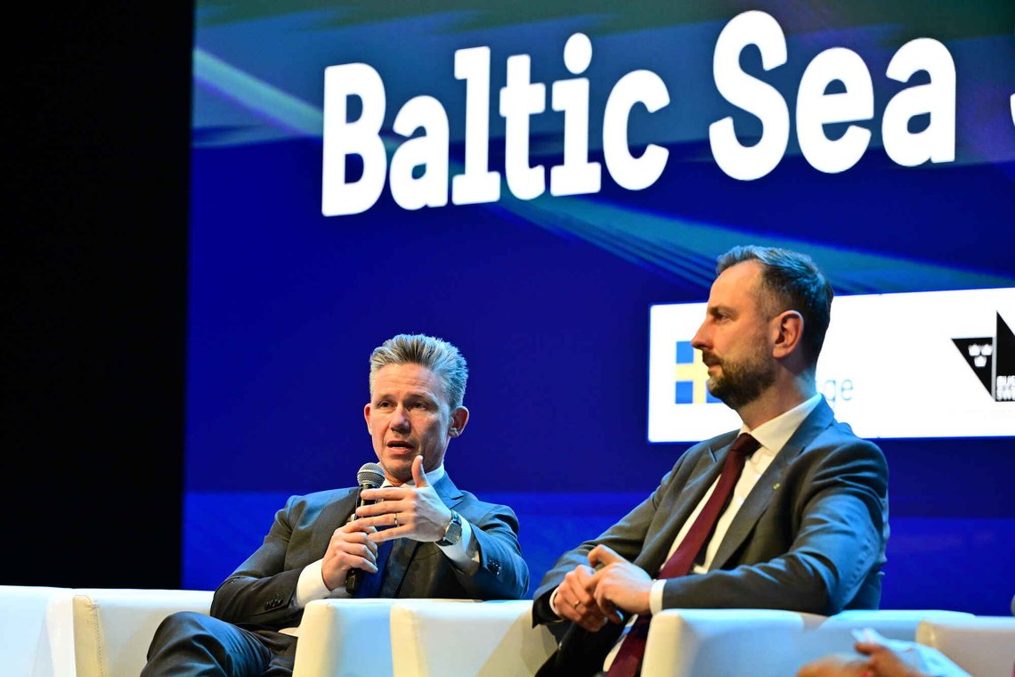 Østersjøen blir stadig viktigere militært for NATO-landene rundt. Bildet viser Sveriges forsvarsminister Pål Jonson og Polens visestatsminister og forsvarsminister Kosiniak-Kamysz på konferansen «Baltic Sea Security Talk» i mars 2026. Foto: Jonas Ekströmer /TT/ NTB Østersjøen blir stadig viktigere militært for NATO-landene rundt. Bildet viser Sveriges forsvarsminister Pål Jonson og Polens visestatsminister og forsvarsminister Kosiniak-Kamysz på konferansen «Baltic Sea Security Talk» i mars 2026. Foto: Jonas Ekströmer /TT/ NTB