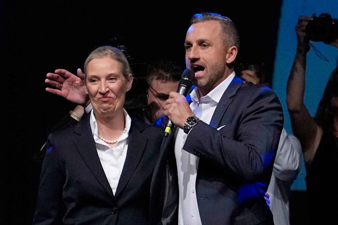 Ulrich Siegmund feirer AfDs historiske seier i delstatsvalget i Sachsen-Anhalt i Magdeburgi gamle Øst-Tyskland med partileder Alice Weidel. Foto: AP /Matthias Schrader/ NTB Ulrich Siegmund feirer AfDs historiske seier i delstatsvalget i Sachsen-Anhalt i Magdeburgi gamle Øst-Tyskland med partileder Alice Weidel. Foto: AP /Matthias Schrader/ NTB