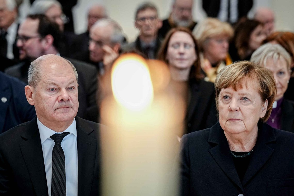 Berlin, 24. februar 2026: Det er begravelsen til en tidligere statsråd Angela Merkel og Olaf Scholz deltar i, men bildet kunne like gjerne illustrert begravelsen av deres egen politikk for masseinnvandring og avindustrialisering. Foto: Kay Nietfeld / DPA via AP / NTB. Berlin, 24. februar 2026: Det er begravelsen til en tidligere statsråd Angela Merkel og Olaf Scholz deltar i, men bildet kunne like gjerne illustrert begravelsen av deres egen politikk for masseinnvandring og avindustrialisering. Foto: Kay Nietfeld / DPA via AP / NTB.