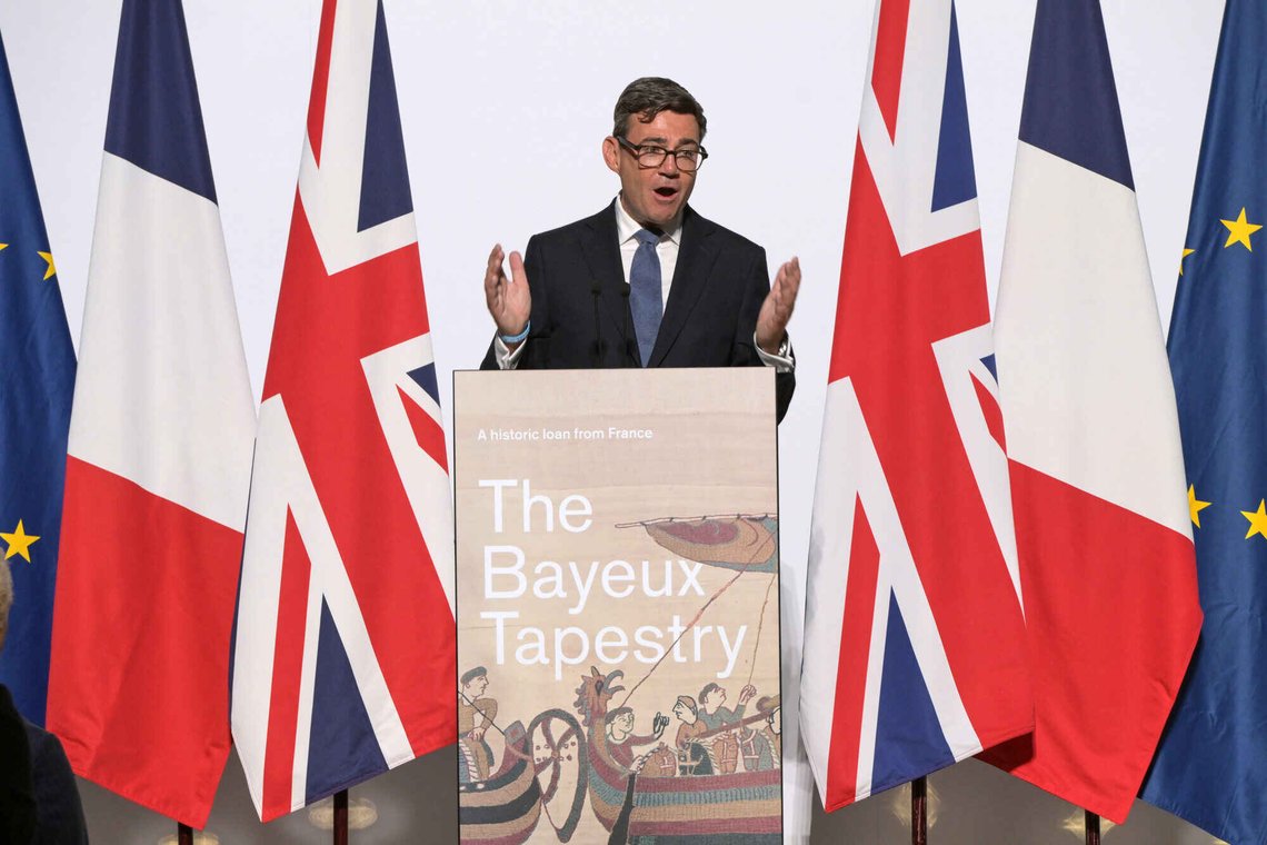 Britenes statsminister Andy Burnham ønsker en tilnærming til EU. Her holder han en tale 2. september etter å ha sett Bayeux-teppet på British Museum i London, foran britiske og franske flagg. Også EU-flagget har fått sin plass. Foto: AP /Thomas Krych/ NTB Britenes statsminister Andy Burnham ønsker en tilnærming til EU. Her holder han en tale 2. september etter å ha sett Bayeux-teppet på British Museum i London, foran britiske og franske flagg. Også EU-flagget har fått sin plass. Foto: AP /Thomas Krych/ NTB