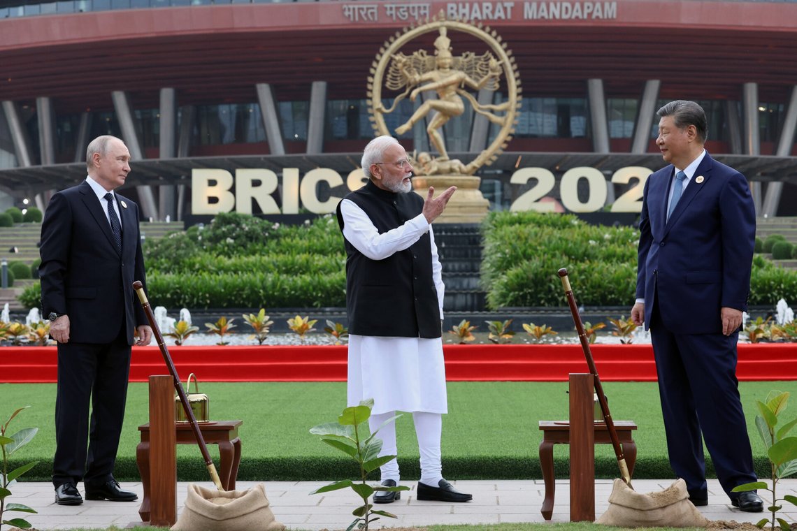 Russlands president Vladimir Putin, Indias statsminister Narendra Modi og Kinas president Xi Jinping under BRICS-toppmøtet i New Delhi, India, lørdag 12. september 2026. Foto: Alexander Kazakov /Sputnik, Kreml-poolfoto via AP/ NTB Russlands president Vladimir Putin, Indias statsminister Narendra Modi og Kinas president Xi Jinping under BRICS-toppmøtet i New Delhi, India, lørdag 12. september 2026. Foto: Alexander Kazakov /Sputnik, Kreml-poolfoto via AP/ NTB