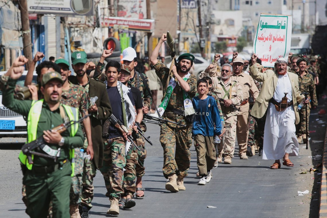 Medlemmer av Houthi-militsen i Jemen marsjerer i gatene i hovedstaden Sana under en mobiliseringskampanje torsdag denne uken. Samme dag inntok militsen havnebyen Mokka ved Rødehavet. Fredag hadde de tatt kontroll over hele landets rødehavskyst. På plakatene står det «Boikott amerikanske og israelske varer». Foto: AP / NTB Medlemmer av Houthi-militsen i Jemen marsjerer i gatene i hovedstaden Sana under en mobiliseringskampanje torsdag denne uken. Samme dag inntok militsen havnebyen Mokka ved Rødehavet. Fredag hadde de tatt kontroll over hele landets rødehavskyst. På plakatene står det «Boikott amerikanske og israelske varer». Foto: AP / NTB