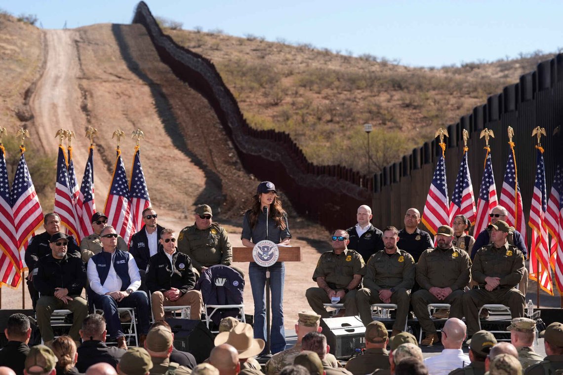 USAs sikkerhetsminister Kristi Noem taler ved grensen mot Mexico i Nogales i Arizona onsdag 4. februar 2026. Foto: Ross D. Franklin / AP / NTB. USAs sikkerhetsminister Kristi Noem taler ved grensen mot Mexico i Nogales i Arizona onsdag 4. februar 2026. Foto: Ross D. Franklin / AP / NTB.