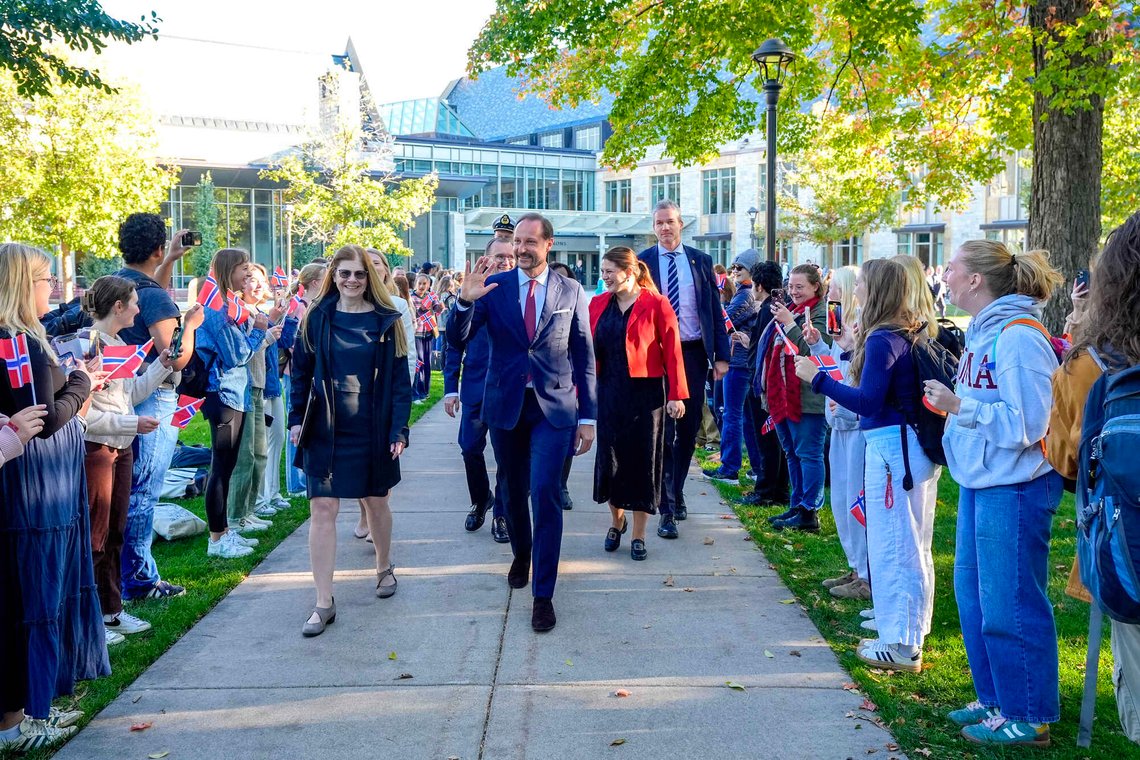 Northfield, USA 20251008.
Kronprins Haakon utenfor St. Olaf College i Minneapolis rektor på St. Olaf, Susan Rundell Singer.
St. Olaf College ble grunnlagt av norske innvandrere i 1874. Kronprinsen er i Minneapolis i forbindelse besøket hans til USA.
Foto: Lise Åserud / NTB Northfield, USA 20251008.
Kronprins Haakon utenfor St. Olaf College i Minneapolis rektor på St. Olaf, Susan Rundell Singer.
St. Olaf College ble grunnlagt av norske innvandrere i 1874. Kronprinsen er i Minneapolis i forbindelse besøket hans til USA.
Foto: Lise Åserud / NTB