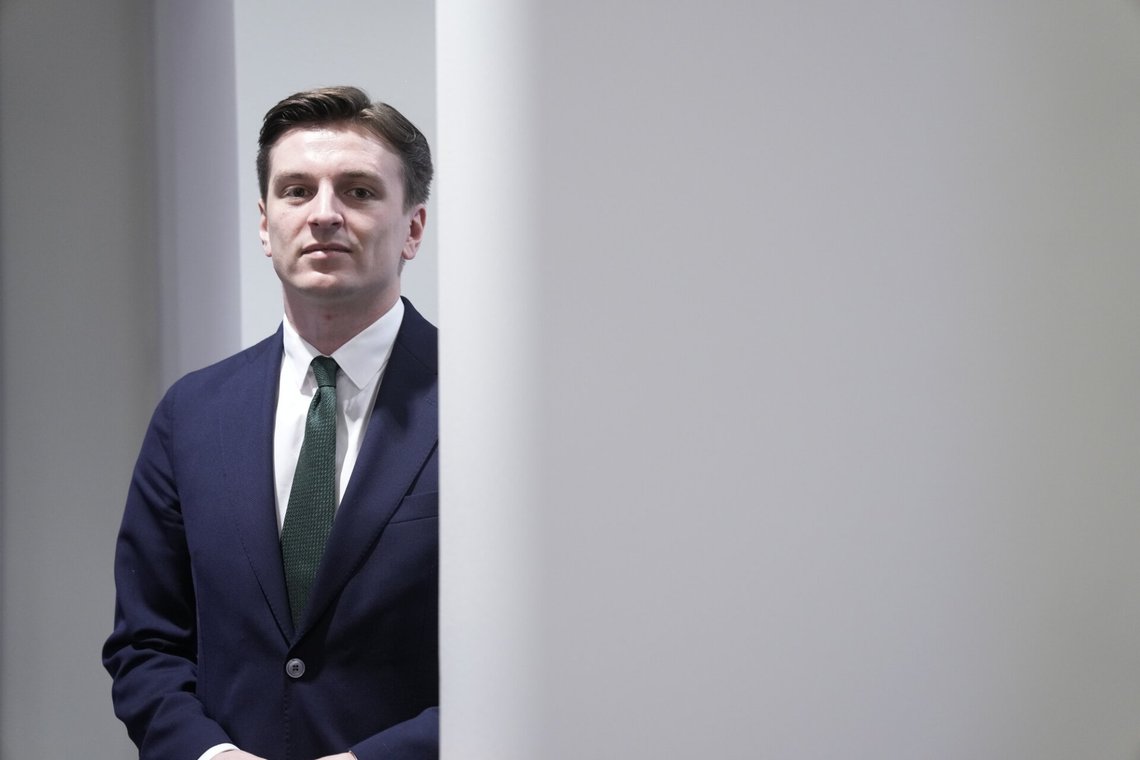 Av den som er gitt mye forventes det mye. Ola Svennebys farligste kritiker er dobbeltheten i hans kommunikasjon. Ine Eriksen Søreide sitter på hans skulder. Billedtekst: Oslo 20260430.
2. nestleder i Høyre, Ola Svenneby på Strotinget.
Foto: Javad Parsa / NTB Av den som er gitt mye forventes det mye. Ola Svennebys farligste kritiker er dobbeltheten i hans kommunikasjon. Ine Eriksen Søreide sitter på hans skulder. Billedtekst: Oslo 20260430.
2. nestleder i Høyre, Ola Svenneby på Strotinget.
Foto: Javad Parsa / NTB