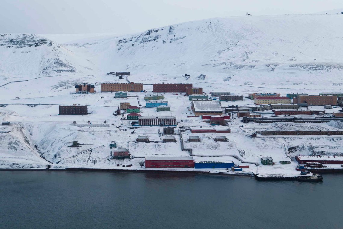 Svalbard 20120308.
Barentsburg sett fra helikopteret da utenriksminister Jonas Gahr Støre og EUs utenrikssjef Catherine Ashton fløy fra Longyearbyen til Ny-Ålesund for å besøke klimaforskere, under deres to dagers tur på Svalbard.
Foto: Berit Roald / NTB Svalbard 20120308.
Barentsburg sett fra helikopteret da utenriksminister Jonas Gahr Støre og EUs utenrikssjef Catherine Ashton fløy fra Longyearbyen til Ny-Ålesund for å besøke klimaforskere, under deres to dagers tur på Svalbard.
Foto: Berit Roald / NTB