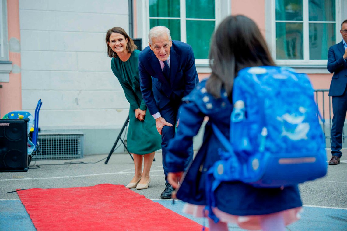 Oslo 20260817.
Statsminister Jonas Gahr Støre (Ap) og kunnskapsminister Kari Nessa Nordtun (Ap) hilser på førsteklassingene i forbindelse med første skoledag på Ullevål skole i Oslo.
Foto: Stian Lysberg Solum / NTB Oslo 20260817.
Statsminister Jonas Gahr Støre (Ap) og kunnskapsminister Kari Nessa Nordtun (Ap) hilser på førsteklassingene i forbindelse med første skoledag på Ullevål skole i Oslo.
Foto: Stian Lysberg Solum / NTB