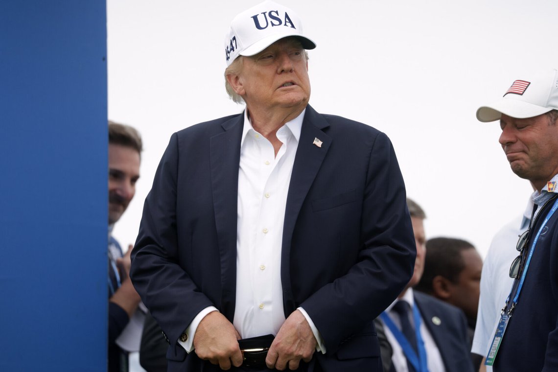 USA-president Donald Trump snakket med pressen etter at han ankom Irish Open på Trump International Golf Links i Doonbeg søndag. Foto: Peter Morrison / AP / NTB USA-president Donald Trump snakket med pressen etter at han ankom Irish Open på Trump International Golf Links i Doonbeg søndag. Foto: Peter Morrison / AP / NTB