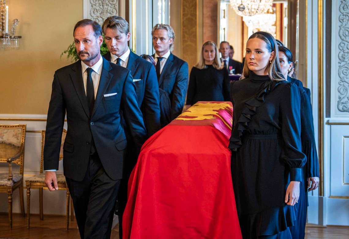 Oslo 20260831.
Kong Harald Vs båre flyttes fra den Røde salong til Slottskapellet mandag. Båren ledsages av kong Haralds familie og ansatte ved hoffet gjennom de historiske salene på Slottet. Barna, kong Haakon, prinsesse Märtha Louise, barnebarna kronprinsesse Ingrid Alexandra, prins Sverre Magnus, Marius Borg Høiby, Maud Angelica Behn, Leah Isadora Behn og Emma Tallulah Behn i Speilsalen. Dronning Mette-Marit og dronning Sonja er også med i prosesjonen. Foto: Ole Berg-Rusten / NTB / POOL
Foto: Ole Berg-Rusten / NTB Oslo 20260831.
Kong Harald Vs båre flyttes fra den Røde salong til Slottskapellet mandag. Båren ledsages av kong Haralds familie og ansatte ved hoffet gjennom de historiske salene på Slottet. Barna, kong Haakon, prinsesse Märtha Louise, barnebarna kronprinsesse Ingrid Alexandra, prins Sverre Magnus, Marius Borg Høiby, Maud Angelica Behn, Leah Isadora Behn og Emma Tallulah Behn i Speilsalen. Dronning Mette-Marit og dronning Sonja er også med i prosesjonen. Foto: Ole Berg-Rusten / NTB / POOL
Foto: Ole Berg-Rusten / NTB