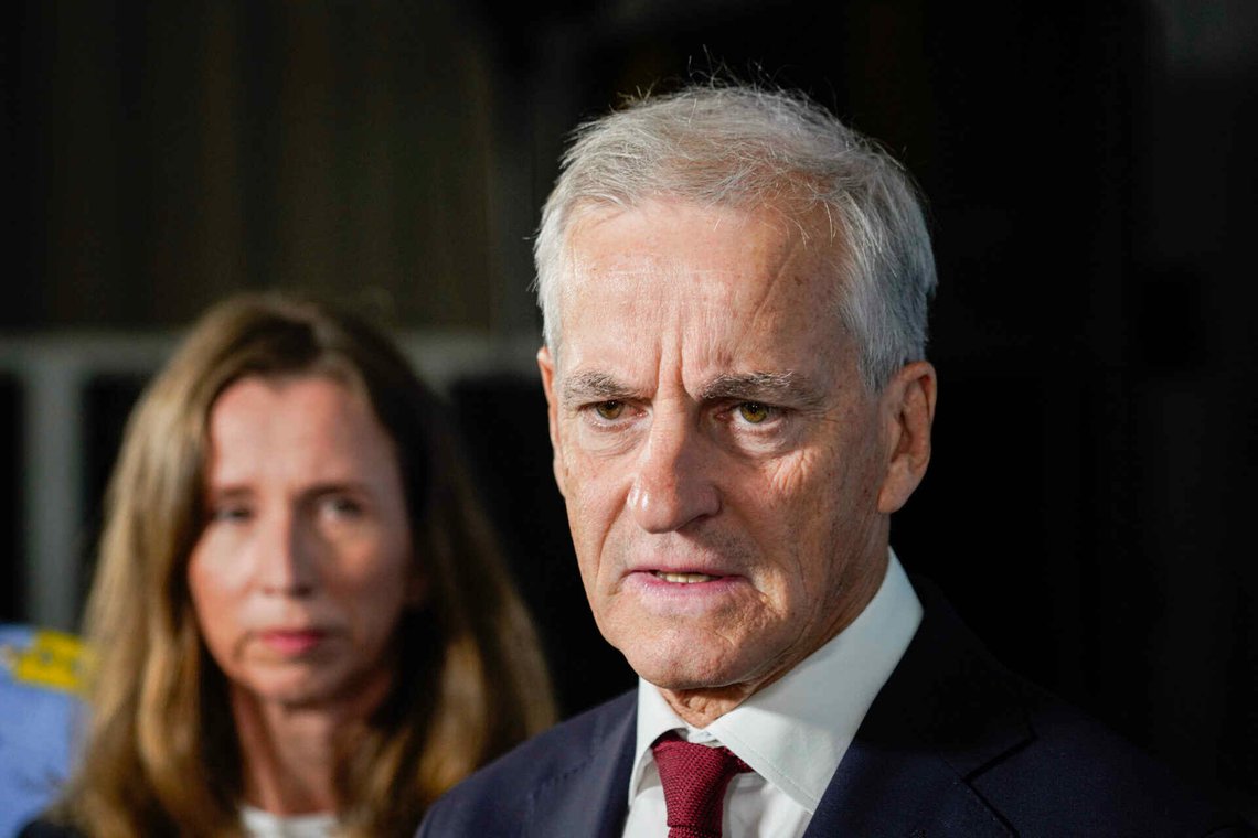 Oslo 20250623.
Statsminister Jonas Gahr Støre og justis- og beredskapsminister Astri Aas-Hansen møter politidirektør Håkon Skulstad, assisterende Kripos-sjef Ketil Haukaas, Økokrim-sjef Pål Lønseth, politimester i Oslo Ida Melbo Øystese og riksadvokat Jørn Sigurd Maurud for å få en oppdatering om satsingen mot kriminalitet og kriminelle nettverk.
Foto: Ole Berg-Rusten / NTB Oslo 20250623.
Statsminister Jonas Gahr Støre og justis- og beredskapsminister Astri Aas-Hansen møter politidirektør Håkon Skulstad, assisterende Kripos-sjef Ketil Haukaas, Økokrim-sjef Pål Lønseth, politimester i Oslo Ida Melbo Øystese og riksadvokat Jørn Sigurd Maurud for å få en oppdatering om satsingen mot kriminalitet og kriminelle nettverk.
Foto: Ole Berg-Rusten / NTB