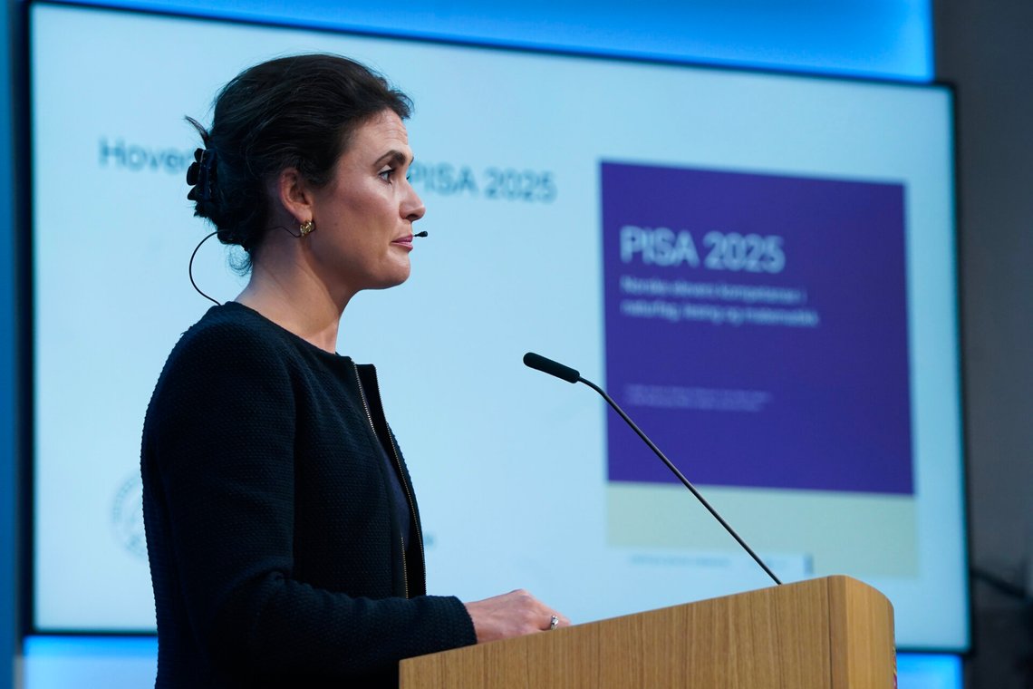 Oslo 20260908.
Kunnskapsminister Kari Nessa Northun tar imot rapport når forsker Fredrik Jensen fra Universitetet i Oslo legger fram hovedfunnene fra PISA-undersøkelsen 2025 på en pressekonferanse i Marmorhallen
Foto: Terje Pedersen / NTB Oslo 20260908.
Kunnskapsminister Kari Nessa Northun tar imot rapport når forsker Fredrik Jensen fra Universitetet i Oslo legger fram hovedfunnene fra PISA-undersøkelsen 2025 på en pressekonferanse i Marmorhallen
Foto: Terje Pedersen / NTB
