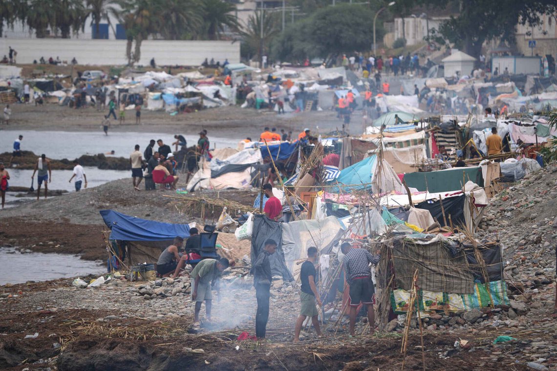 Migranter på stranden El Trampolín i Ceuta den 2. september 2026. Foto: Francis González / AP / NTB. Migranter på stranden El Trampolín i Ceuta den 2. september 2026. Foto: Francis González / AP / NTB.