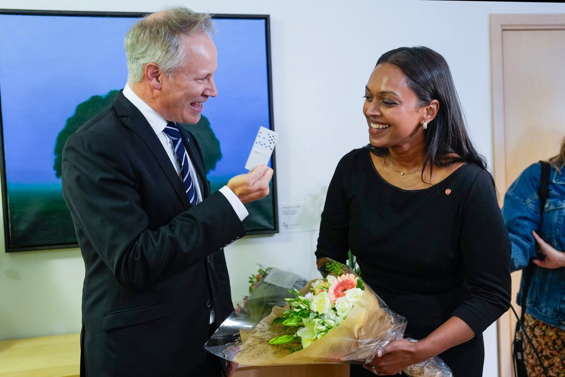 Oslo 20260911.
Avtroppende samferdselsminister Jon-Ivar Nygård (Ap) overrekker nøkkel til påtroppende minister Kamzy Gunaratnam (Ap) i Samferdselsdepartementet fredag.
Foto: Terje Pedersen / NTB Oslo 20260911.
Avtroppende samferdselsminister Jon-Ivar Nygård (Ap) overrekker nøkkel til påtroppende minister Kamzy Gunaratnam (Ap) i Samferdselsdepartementet fredag.
Foto: Terje Pedersen / NTB