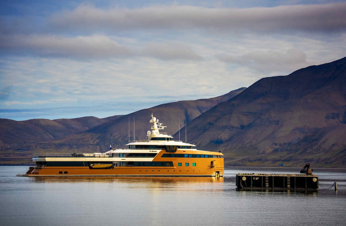 Dette er ikke det omstridte cruiseskipet, Men det er likevel interessant at gigayachter som tilhører oligarker legger til kai ved Longyearbyen. Hvem eide båten? Neppe en russer. Bildetekst: Longyearbyen 20260806.
En privat Yacht ligger for anker utenfor Longyearbyen. Klima- og miljøminister Andreas Bjelland Eriksen besøker Svalbard. Fredag var det byvandring med Longyearbyen Lokalstyre og Metereologisk institutt. Han fikk informasjon om hva klimaendringene gjør med Longyearbyen, og hvordan byen tilpasser seg snøskred, permafrost-tining, drikkevann og flom. Foto: Ole Berg-Rusten / NTB Dette er ikke det omstridte cruiseskipet, Men det er likevel interessant at gigayachter som tilhører oligarker legger til kai ved Longyearbyen. Hvem eide båten? Neppe en russer. Bildetekst: Longyearbyen 20260806.
En privat Yacht ligger for anker utenfor Longyearbyen. Klima- og miljøminister Andreas Bjelland Eriksen besøker Svalbard. Fredag var det byvandring med Longyearbyen Lokalstyre og Metereologisk institutt. Han fikk informasjon om hva klimaendringene gjør med Longyearbyen, og hvordan byen tilpasser seg snøskred, permafrost-tining, drikkevann og flom. Foto: Ole Berg-Rusten / NTB