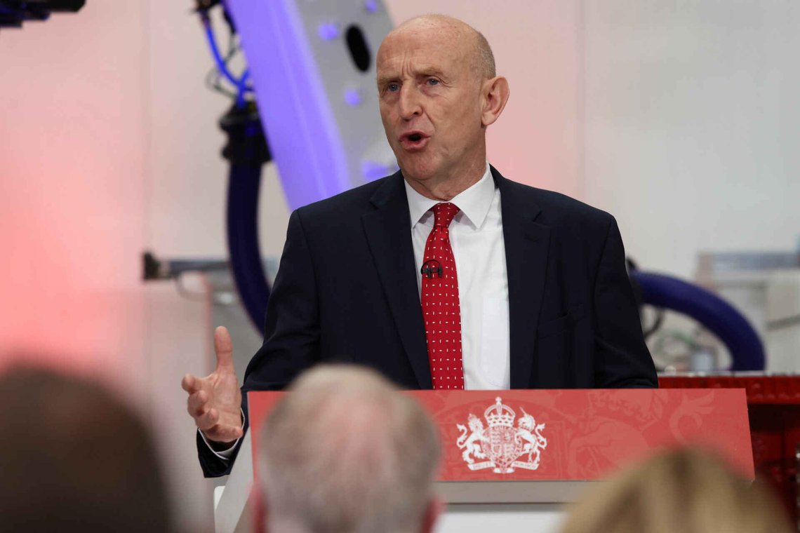 John Healey holder sin første tale som Storbritannias finansminister ved Manufacturing Technology Centre i Coventry, mandag 7. september 2026. Foto: AP /Betty Laura Zapata/ NTB John Healey holder sin første tale som Storbritannias finansminister ved Manufacturing Technology Centre i Coventry, mandag 7. september 2026. Foto: AP /Betty Laura Zapata/ NTB