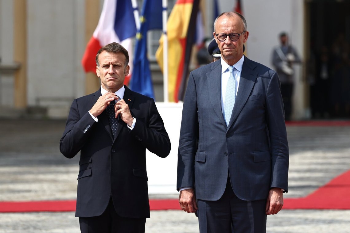 Tysklands forbundskansler Friedrich Merz tar imot den franske presidenten Emmanuel Macron med militære æresbevisninger ved Augustusburg-slottet før et møte i det fransk-tyske ministerrådet i Brühl, Tyskland, fredag 17. juli 2026. Foto: Oliver Berg /dpa via AP/ NTB Tysklands forbundskansler Friedrich Merz tar imot den franske presidenten Emmanuel Macron med militære æresbevisninger ved Augustusburg-slottet før et møte i det fransk-tyske ministerrådet i Brühl, Tyskland, fredag 17. juli 2026. Foto: Oliver Berg /dpa via AP/ NTB
