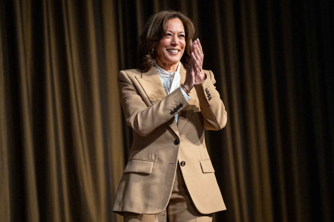 Kamala Harris, tidligere visepresident og presidentkandidat i 2024, skal på vegne av partiledelsen bekjempe radikaliseringen av Det demokratiske partiet. Men Harris selv støtter islamisten og sharia-tilhengeren Abdul El-Sayed. Foto: AP /Angelina Katsanis/ NTB Kamala Harris, tidligere visepresident og presidentkandidat i 2024, skal på vegne av partiledelsen bekjempe radikaliseringen av Det demokratiske partiet. Men Harris selv støtter islamisten og sharia-tilhengeren Abdul El-Sayed. Foto: AP /Angelina Katsanis/ NTB