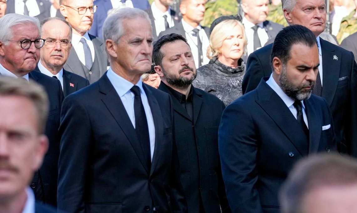 Ukrainas president Volodymyr Zelenskyj og statsminister Jonas Gahr Støre går bak båren med kong Harald V som ble ført fra Slottet til Oslo domkirke i går, 9. september. (Foto (beskåret): Gorm Kallestad/NTB) Ukrainas president Volodymyr Zelenskyj og statsminister Jonas Gahr Støre går bak båren med kong Harald V som ble ført fra Slottet til Oslo domkirke i går, 9. september. (Foto (beskåret): Gorm Kallestad/NTB)