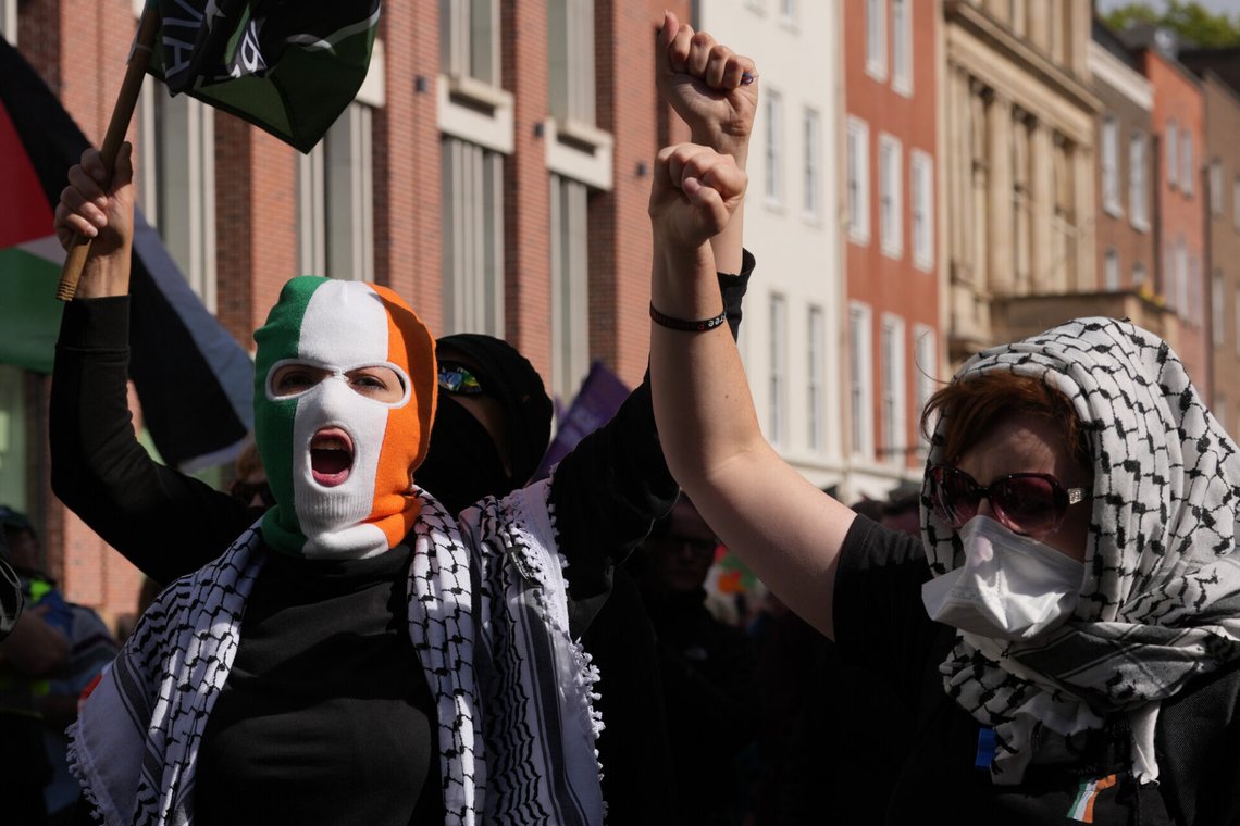 Maskede demonstranter iført keffiyeh under en demonstrasjon mot president Donald Trump i Dublin, lørdag 12. september 2026. Foto: AP /Kin Cheung/ NTB Maskede demonstranter iført keffiyeh under en demonstrasjon mot president Donald Trump i Dublin, lørdag 12. september 2026. Foto: AP /Kin Cheung/ NTB