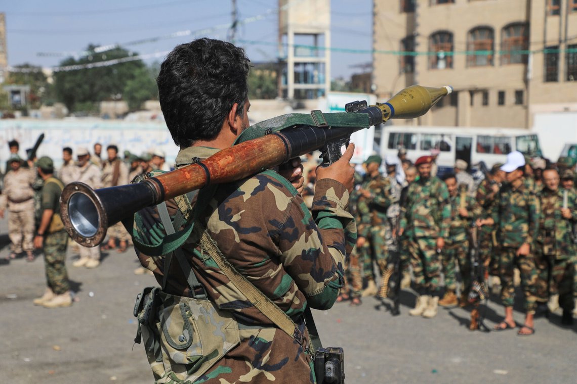 En Houthi-opprører i Jemen bærer en rakettdrevet granatkaster under en mobiliseringskampanje i Sana, Jemen, torsdag 10. september 2026. Foto: AP Photo/ NTB En Houthi-opprører i Jemen bærer en rakettdrevet granatkaster under en mobiliseringskampanje i Sana, Jemen, torsdag 10. september 2026. Foto: AP Photo/ NTB