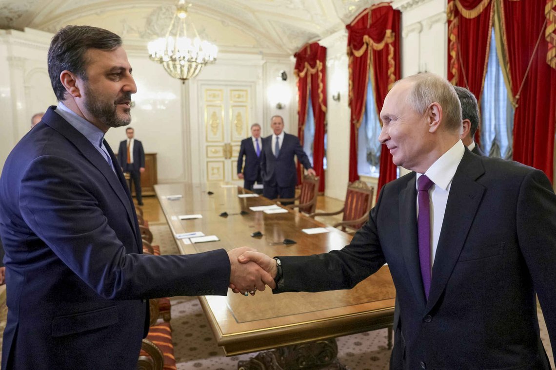Russlands president Vladimir Putin, hilser på Irans viseutenriksminister Kazem Gharibabadi i presidentbiblioteket Boris Jeltsin i St. Petersburg den 27. april 2026. Foto: Gavriil Grigorov / Kreml / Sputnik via AP / NTB. Russlands president Vladimir Putin, hilser på Irans viseutenriksminister Kazem Gharibabadi i presidentbiblioteket Boris Jeltsin i St. Petersburg den 27. april 2026. Foto: Gavriil Grigorov / Kreml / Sputnik via AP / NTB.