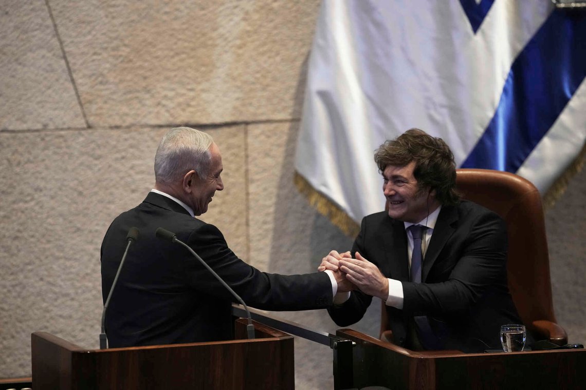 Argentinas president Javier Milei er nært knyttet til Israel, og har et godt forhold til USAs president Donald Trump. Samtidig krever Argentina fortsatt kontroll over Falklandsøyene. Her hilser Milei på Israels statsminister Benjamin Netanyahu i Knesset, Israels parlament, i Jerusalem juni 2025. Foto: AP /Ohad Zwigenberg/ NTB Argentinas president Javier Milei er nært knyttet til Israel, og har et godt forhold til USAs president Donald Trump. Samtidig krever Argentina fortsatt kontroll over Falklandsøyene. Her hilser Milei på Israels statsminister Benjamin Netanyahu i Knesset, Israels parlament, i Jerusalem juni 2025. Foto: AP /Ohad Zwigenberg/ NTB