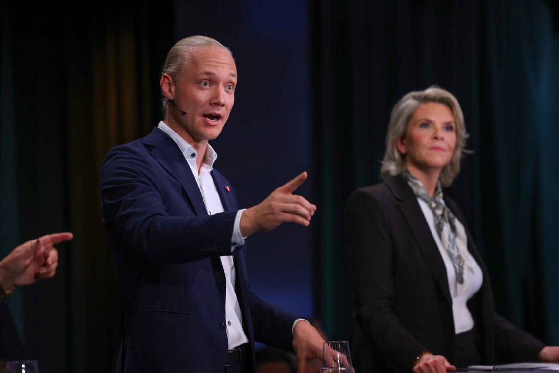 Oslo 20250905.
FpUs leder Simen Velle og Frp-leder Sylvi Listhaug under i Debatten når NRK arrangerer valgkampens siste partilederdebatt på Carls i Oslo fredag kveld.
Foto: Amanda Pedersen Giske / NTB Oslo 20250905.
FpUs leder Simen Velle og Frp-leder Sylvi Listhaug under i Debatten når NRK arrangerer valgkampens siste partilederdebatt på Carls i Oslo fredag kveld.
Foto: Amanda Pedersen Giske / NTB
