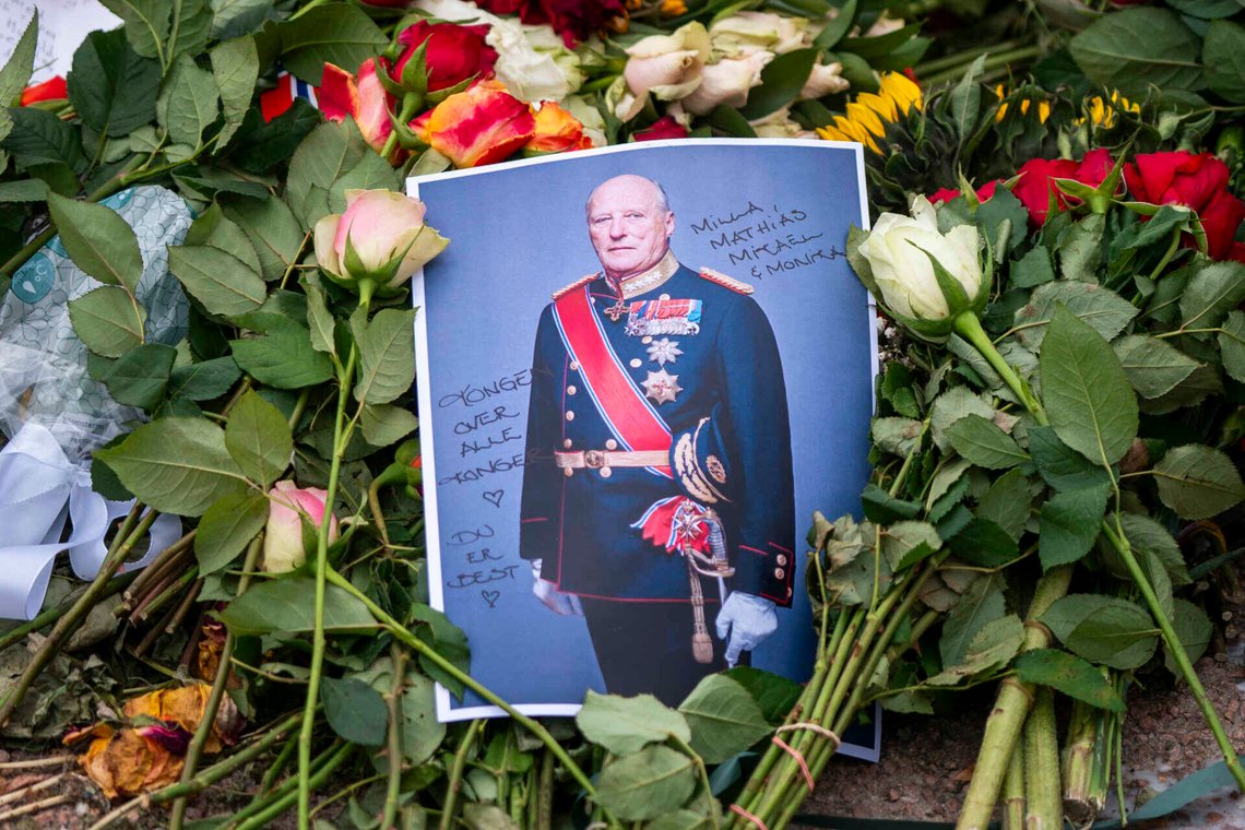 Oslo 20190315.
Slottsplassen med blomster i forbindelse med Kon Harald sin bortgang.
Foto: Terje Pedersen / NTB Oslo 20190315.
Slottsplassen med blomster i forbindelse med Kon Harald sin bortgang.
Foto: Terje Pedersen / NTB