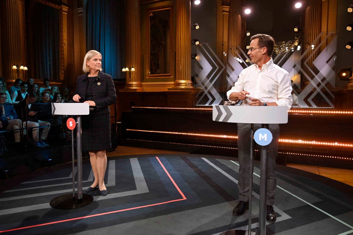Socialdemokraternas Magdalena Andersson (t.v.) har hatt et klart forsprang på meningsmålingene lenge, men nå puster statsminister Ulf Kristersson og de borgerlige henne i nakken. Foto: Fredrik Sandberg/TT News Agency via AP/NTB Socialdemokraternas Magdalena Andersson (t.v.) har hatt et klart forsprang på meningsmålingene lenge, men nå puster statsminister Ulf Kristersson og de borgerlige henne i nakken. Foto: Fredrik Sandberg/TT News Agency via AP/NTB