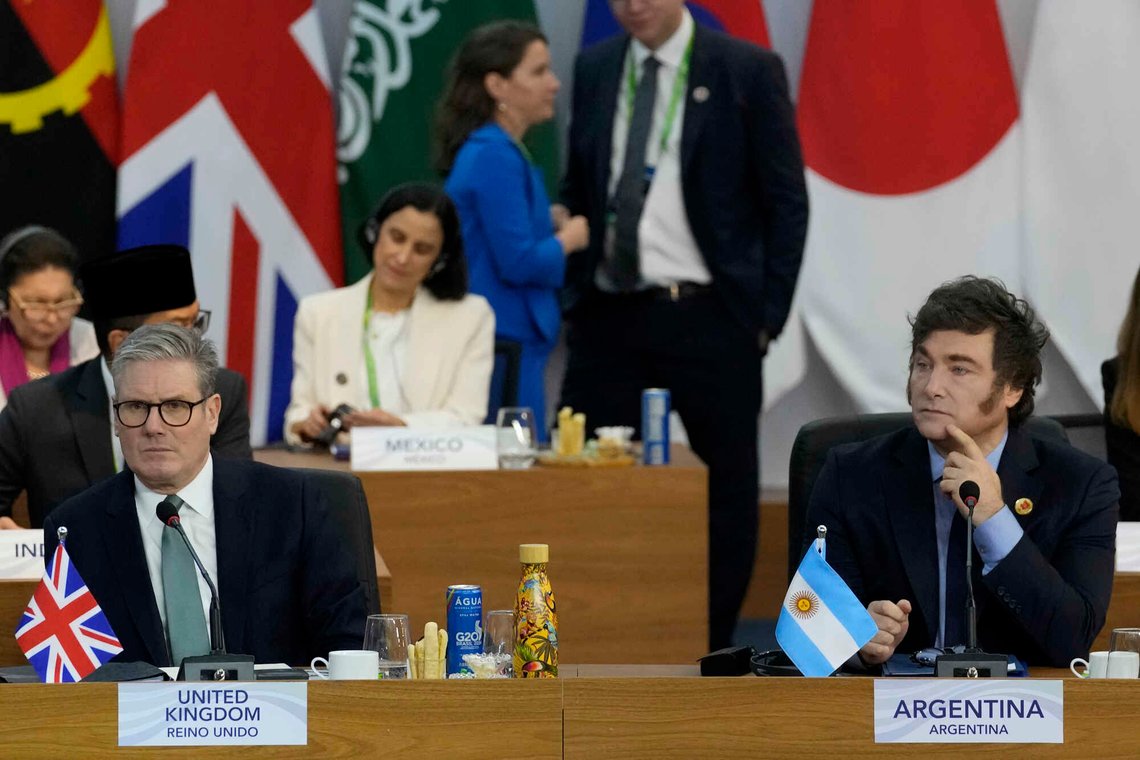 Falklandsøyene blusser opp som et stridsspørsmål i forholdet mellom Argentina og Storbritannia. Bildet viser Argentinas president Javier Milei og Storbritannias forrige statsminister Keir Starmer på G20-toppmøtet i Rio de Janeiro i november 2024. Foto: AP /Eraldo Peres/ NTB Falklandsøyene blusser opp som et stridsspørsmål i forholdet mellom Argentina og Storbritannia. Bildet viser Argentinas president Javier Milei og Storbritannias forrige statsminister Keir Starmer på G20-toppmøtet i Rio de Janeiro i november 2024. Foto: AP /Eraldo Peres/ NTB