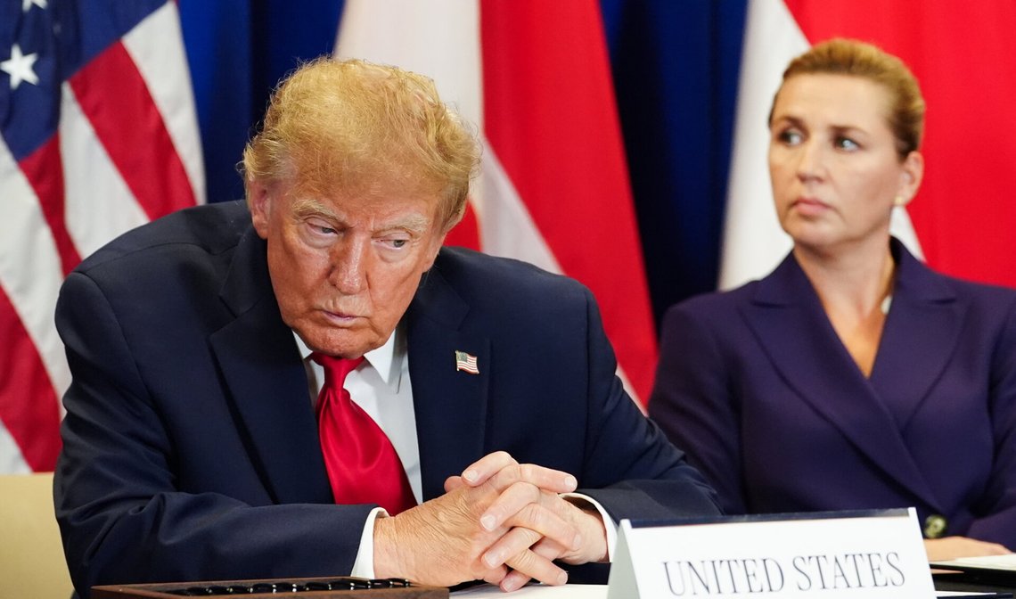 Donald Trump og Mette Frederiksen under seremonien for undertegnelsen av Grønland-avtalen i FNs hovedforsamling i New York den 22. september 2026. Foto: Julia Demaree Nikhinson / AP / NTB. Donald Trump og Mette Frederiksen under seremonien for undertegnelsen av Grønland-avtalen i FNs hovedforsamling i New York den 22. september 2026. Foto: Julia Demaree Nikhinson / AP / NTB.