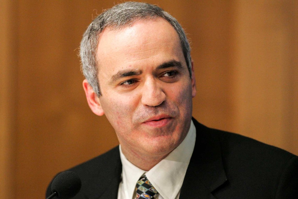 Garry Kimovich Kasparov, født Garik Kimovich Weinstein, var verdensmester i sjakk fra 1985 til 2000. Hans høyeste FIDE-rating på 2851 oppnådd i 1999, var den høyeste registrerte inntil den ble overgått av Magnus Carlsen i 2013. Kasparov var rangert som verdens beste sjakkspiller i rekordlange 255 måneder totalt. Foto: Marc Darchinger / Bertelsmann Stiftung / CC-BY-SA 3.0 (DE) Garry Kimovich Kasparov, født Garik Kimovich Weinstein, var verdensmester i sjakk fra 1985 til 2000. Hans høyeste FIDE-rating på 2851 oppnådd i 1999, var den høyeste registrerte inntil den ble overgått av Magnus Carlsen i 2013. Kasparov var rangert som verdens beste sjakkspiller i rekordlange 255 måneder totalt. Foto: Marc Darchinger / Bertelsmann Stiftung / CC-BY-SA 3.0 (DE)