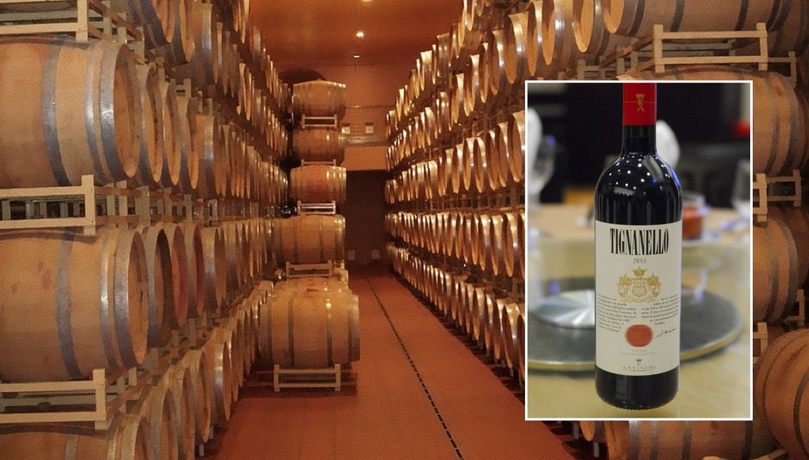 Vinkjelleren til Marchesi Antinori, en adelsfamilie som er i slekt med grevene av Gherardesca, som Dante nevner i «Inferno». Bildet er tatt i Guado al Tasso, i familiens vinkjeller, der noen av Italias aller beste Cabernet- og Merlot-viner lagres. Antinoris flaggskip blant Super Tuscan-vinene. Foto fra Wikimedia. Vinkjelleren til Marchesi Antinori, en adelsfamilie som er i slekt med grevene av Gherardesca, som Dante nevner i «Inferno». Bildet er tatt i Guado al Tasso, i familiens vinkjeller, der noen av Italias aller beste Cabernet- og Merlot-viner lagres. Antinoris flaggskip blant Super Tuscan-vinene. Foto fra Wikimedia.