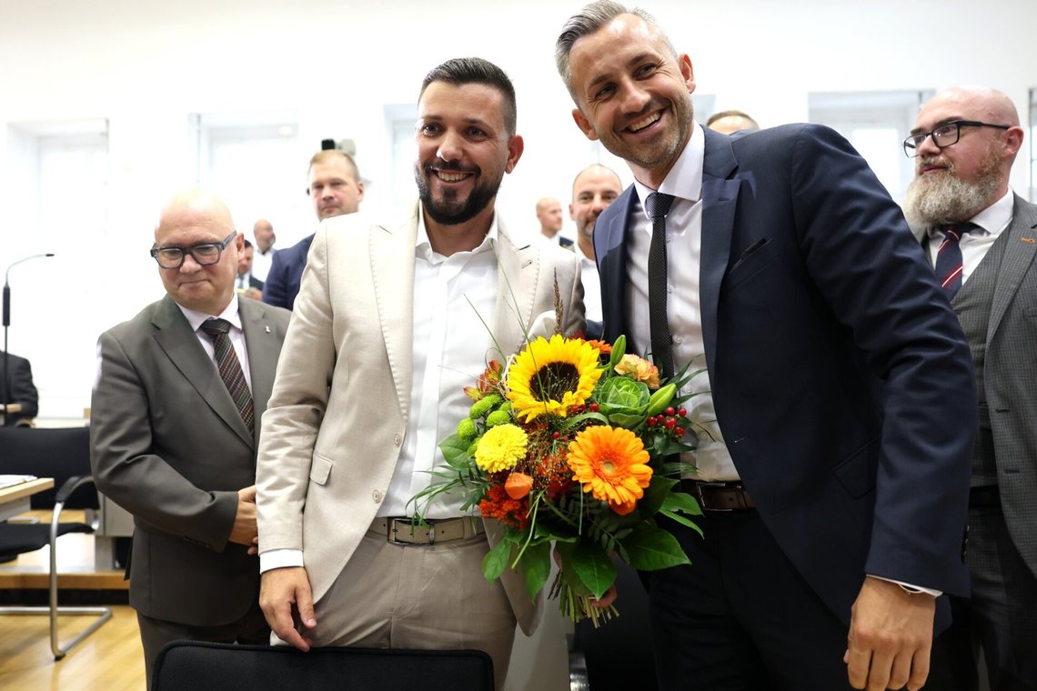 Tobias Rausch feirer den historiske triumfen i delstaten Sachsen-Anhalt sammen med partileder Ulrich Siegmund, 6. oktober 2026. Foto: Jan Woitas /DPA via AP/ NTB Tobias Rausch feirer den historiske triumfen i delstaten Sachsen-Anhalt sammen med partileder Ulrich Siegmund, 6. oktober 2026. Foto: Jan Woitas /DPA via AP/ NTB