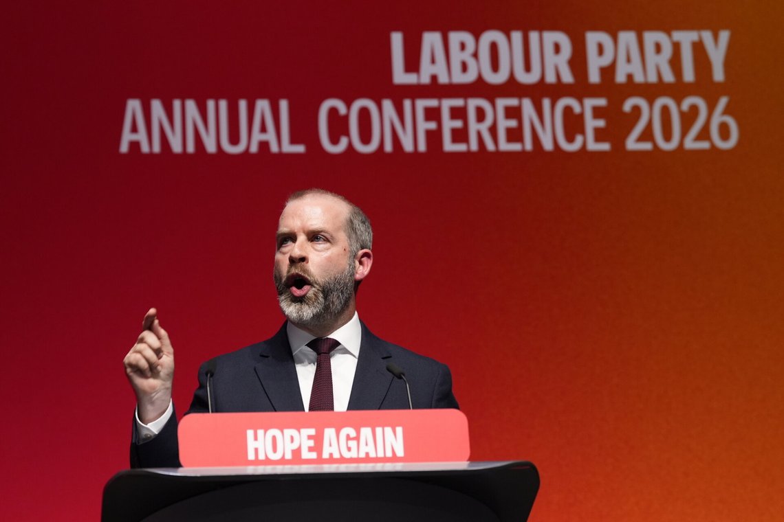 Britenes næringsminister Jonathan Reynolds frykter konsekvensene Net Zero-målene kan ha for Labour-partiet. Her holder Reynolds tale under Labour-partiets landsmøte i Liverpool, England, mandag 28. september 2026. Foto: Peter Byrne /PA via AP/ NTB Britenes næringsminister Jonathan Reynolds frykter konsekvensene Net Zero-målene kan ha for Labour-partiet. Her holder Reynolds tale under Labour-partiets landsmøte i Liverpool, England, mandag 28. september 2026. Foto: Peter Byrne /PA via AP/ NTB