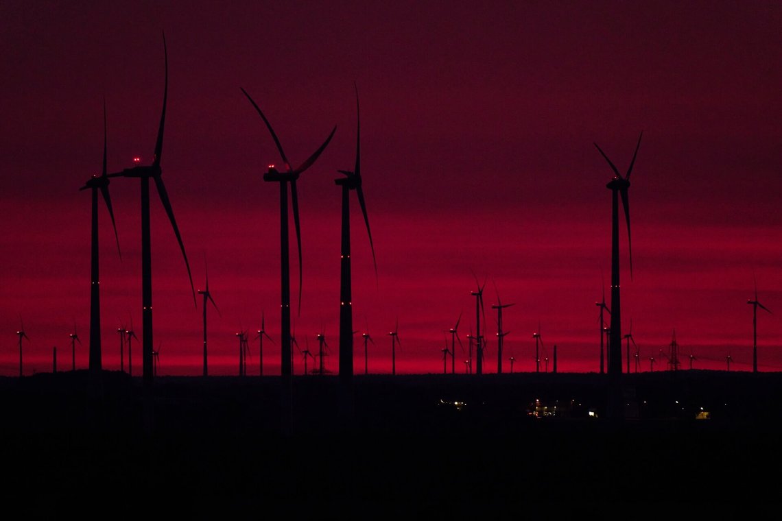 Utsikt til vindturbiner utenfor Berlin under en måneformørkelse ved daggry den 28. august 2026. Foto: Ebrahim Noroozi / AP / NTB. Utsikt til vindturbiner utenfor Berlin under en måneformørkelse ved daggry den 28. august 2026. Foto: Ebrahim Noroozi / AP / NTB.