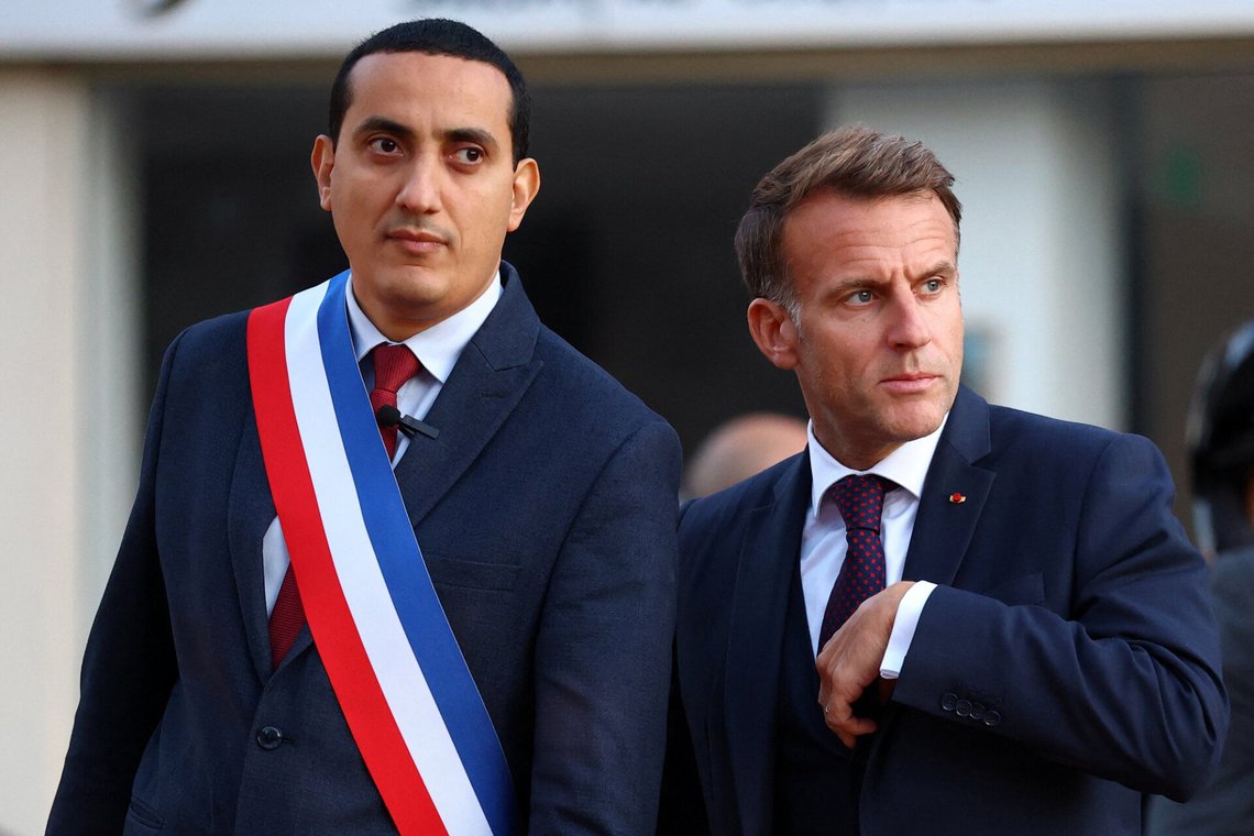 Frankrikes president Emmanuel Macron sammen med ordføreren i Trappes, Ali Rabeh, på vei inn til et møte i rådhuset i byen utenfor Paris etter skytingen fredag. Foto: Hannah McKay/Pool Photo via AP / NTB Frankrikes president Emmanuel Macron sammen med ordføreren i Trappes, Ali Rabeh, på vei inn til et møte i rådhuset i byen utenfor Paris etter skytingen fredag. Foto: Hannah McKay/Pool Photo via AP / NTB