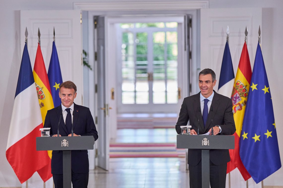 Spanias statsminister Pedro Sanchez (t.h) og den enda mer upopulære franske presidenten Emmanuel Macron (t.v.) under et møte i Madrid den 30. september 2026. Foto: Manu Fernandez / AP / NTB. Spanias statsminister Pedro Sanchez (t.h) og den enda mer upopulære franske presidenten Emmanuel Macron (t.v.) under et møte i Madrid den 30. september 2026. Foto: Manu Fernandez / AP / NTB.