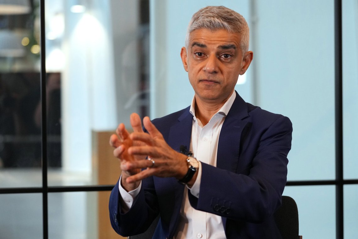 Londons borgermester Sadiq Khan er i hardt vær igjen. Foto: Kirsty Wigglesworth / AP / NTB Londons borgermester Sadiq Khan er i hardt vær igjen. Foto: Kirsty Wigglesworth / AP / NTB