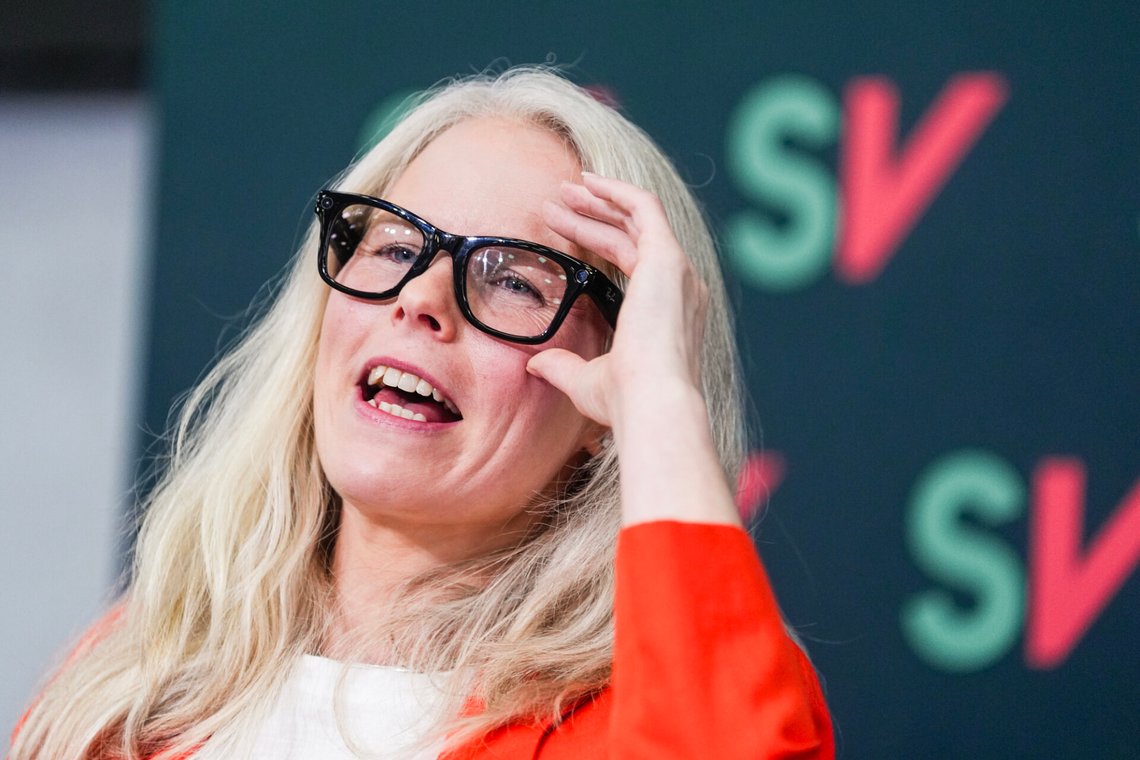 Oslo 20260919.
Partileder Kirsti Bergstø med Ray-Ban smartbriller fra Meta under hennes tale til landsstyremøtet i SV lørdag.
Foto: Terje Pedersen / NTB Oslo 20260919.
Partileder Kirsti Bergstø med Ray-Ban smartbriller fra Meta under hennes tale til landsstyremøtet i SV lørdag.
Foto: Terje Pedersen / NTB