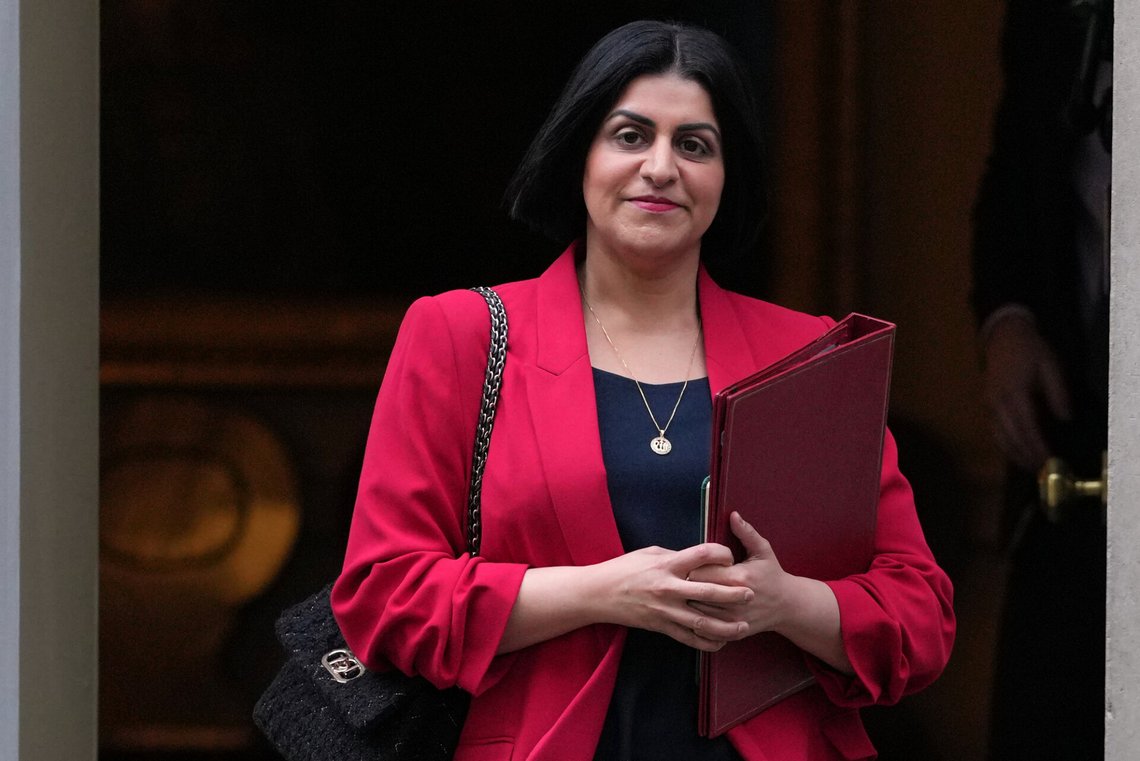 Storbritannias innenriksminister Shabana Mahmood varsler nok en gang tiltak mot land som nekter å ta imot egne borgere som er utvist fra Storbritannia. Foto: Kin Cheung / AP / NTB Storbritannias innenriksminister Shabana Mahmood varsler nok en gang tiltak mot land som nekter å ta imot egne borgere som er utvist fra Storbritannia. Foto: Kin Cheung / AP / NTB