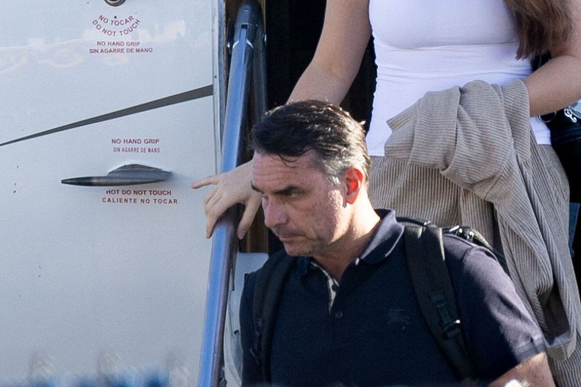 Flavio Bolsonaro steps off a plane after arriving at Opa Locka Executive Airport in Miami, Florida on October 28, 2026. Brazil's defeated right-wing presidential candidate Flavio Bolsonaro stepped out of a private plane in Florida today, AFP witnessed, despite a court order banning him from leaving his country. His plane touched down at Opa-Locka Executive Airport outside Miami after flying from Argentina with a stopover in Ecuador, as speculation had swirled for days over his whereabouts. (Photo by Ricardo ARDUENGO / AFP) Flavio Bolsonaro steps off a plane after arriving at Opa Locka Executive Airport in Miami, Florida on October 28, 2026. Brazil's defeated right-wing presidential candidate Flavio Bolsonaro stepped out of a private plane in Florida today, AFP witnessed, despite a court order banning him from leaving his country. His plane touched down at Opa-Locka Executive Airport outside Miami after flying from Argentina with a stopover in Ecuador, as speculation had swirled for days over his whereabouts. (Photo by Ricardo ARDUENGO / AFP)