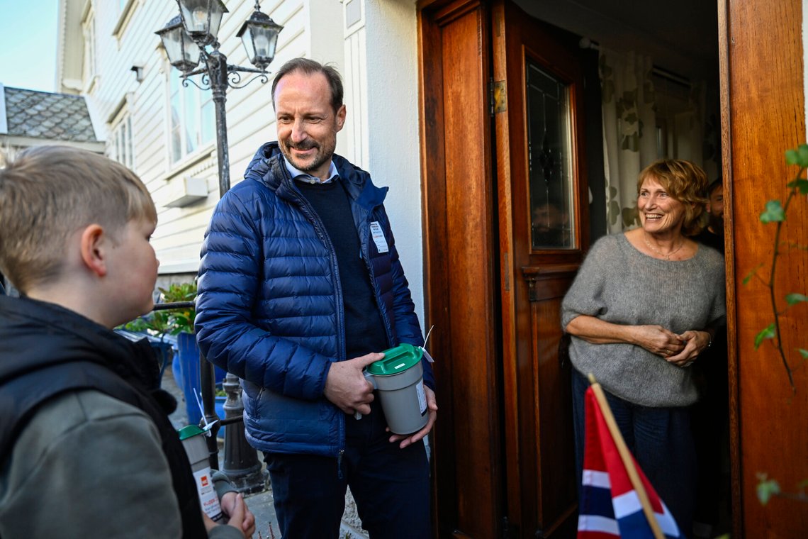 Kong Haakon gikk med bøsse på Kvitsøy utenfor Stavanger hvor han skal være med som bøssebærer under årets TV-aksjon. Her banket han på hos Linda Tveteraas. Foto: Carina Johansen / NTB Kong Haakon gikk med bøsse på Kvitsøy utenfor Stavanger hvor han skal være med som bøssebærer under årets TV-aksjon. Her banket han på hos Linda Tveteraas. Foto: Carina Johansen / NTB