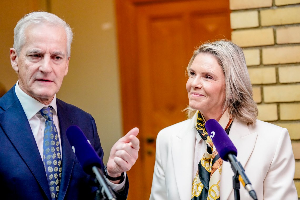 FrP-leder Sylvi Listhaug har bedre grunn til å smile enn statsminisiter Jonas Gahr Støre (Ap) etter den nye målingen på TV 2. Foto: Fredrik Varfjell / NTB FrP-leder Sylvi Listhaug har bedre grunn til å smile enn statsminisiter Jonas Gahr Støre (Ap) etter den nye målingen på TV 2. Foto: Fredrik Varfjell / NTB