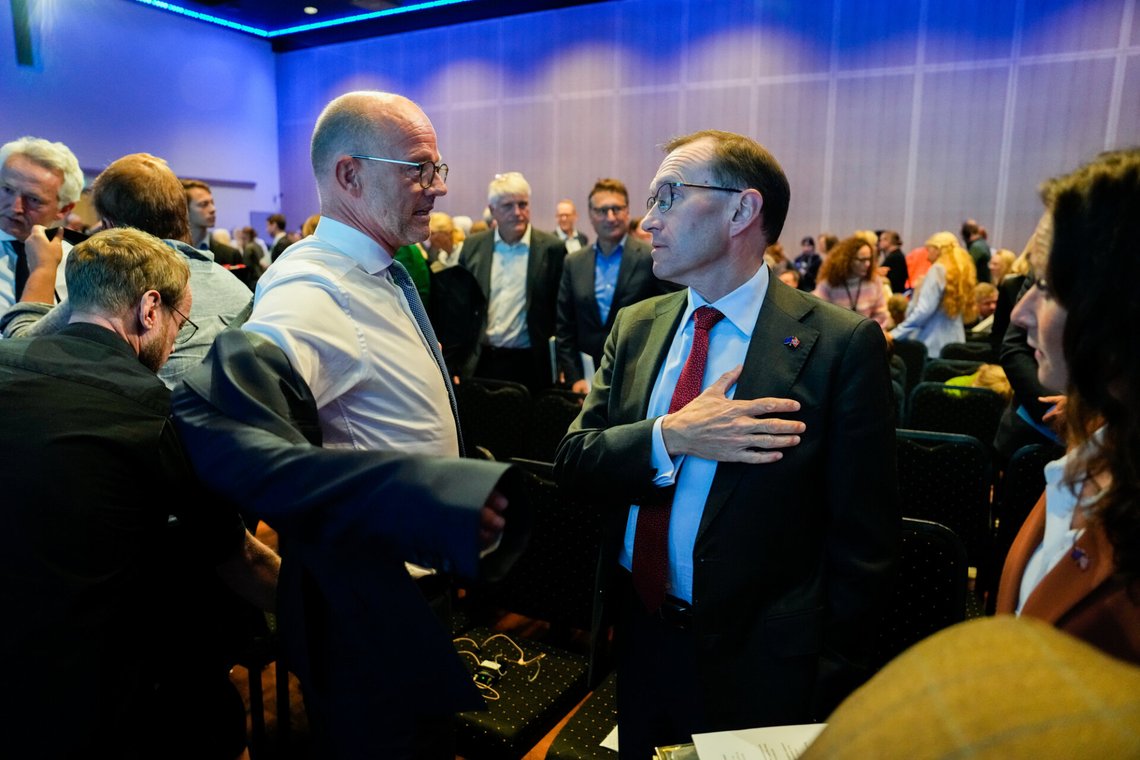 Oslo 20240902.
NHO-leder Ole Erik Almlid (t.v.) og utenriksminister Espen Barth Eide deltar på en konferanse om EØS og det indre markedet sammen med statsminister Jonas Gahr Støre (Ap), den tidligere italienske statsministeren Enrico Letta, LO-leder Peggy Hessen Følsvik på Oslo Kongressenter.
Foto: Beate Oma Dahle / NTB Oslo 20240902.
NHO-leder Ole Erik Almlid (t.v.) og utenriksminister Espen Barth Eide deltar på en konferanse om EØS og det indre markedet sammen med statsminister Jonas Gahr Støre (Ap), den tidligere italienske statsministeren Enrico Letta, LO-leder Peggy Hessen Følsvik på Oslo Kongressenter.
Foto: Beate Oma Dahle / NTB