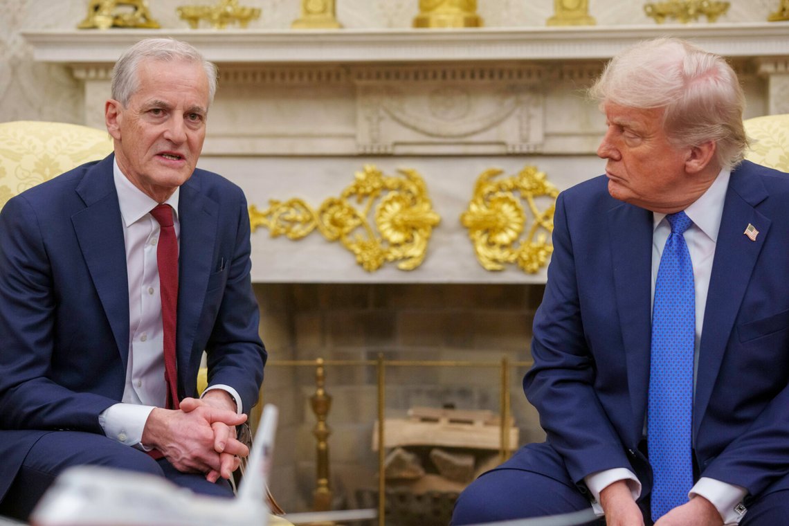 Washington, USA 20250424.
Statsminister Jonas Gahr Støre, finansminster Jens Stoltenberg og USA-ambassadør Anniken Huitfeldt i det ovale kontor med USAs president Donald Trump i Det hvite hus
Foto: Cornelius Poppe / NTB Washington, USA 20250424.
Statsminister Jonas Gahr Støre, finansminster Jens Stoltenberg og USA-ambassadør Anniken Huitfeldt i det ovale kontor med USAs president Donald Trump i Det hvite hus
Foto: Cornelius Poppe / NTB